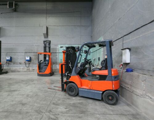 Electric forklifts, equipped with a large-capacity battery